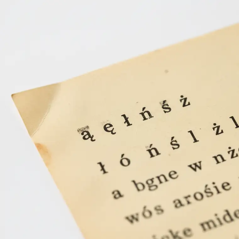 Stare papierowe dokumenty z widoczną degradacją papieru i tuszu, ilustrujące problem rozpoznawania polskich znaków przez OCR