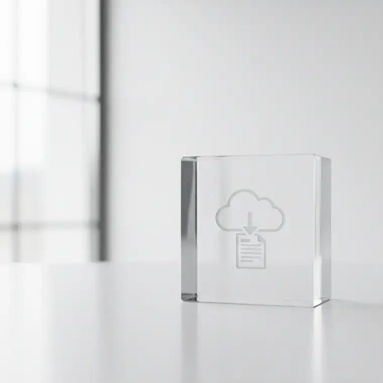 Prawnik w małej kancelarii prawnej korzystający z systemu DMS na laptopie, otoczone uporządkowanymi elektronicznymi aktami spraw